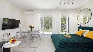 Iron/ironing board, travel crib, WiFi, bed sheets