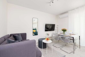 TV, offices - Zaciszna 13 | Niechorze | Bright Studio | Terrace | Air Conditioning | Parking | (Niechorze)