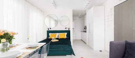 Tabla de planchar con plancha, cuna de viaje, wifi y ropa de cama