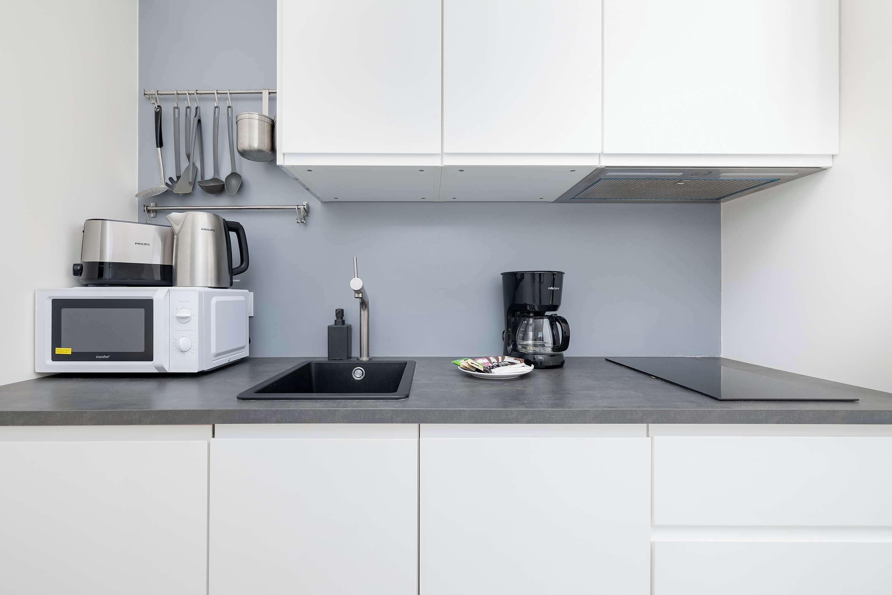 Kühlschrank, Mikrowelle, Herdplatte, Geschirrspüler