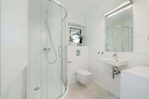 Dusche, Haartrockner, Handtücher, Shampoo