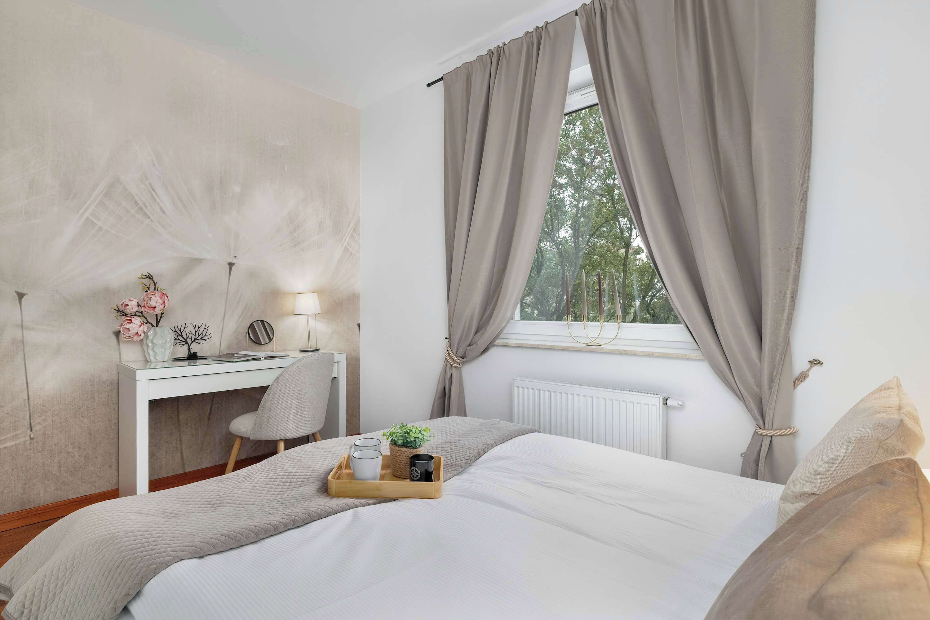 2 makuuhuonetta, työpöytä, silitysrauta/-lauta, vauvan matkasänky