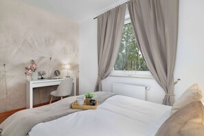 2 makuuhuonetta, työpöytä, silitysrauta/-lauta, vauvan matkasänky