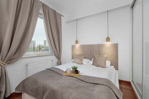 2 Schlafzimmer, Schreibtisch, Bügeleisen/Bügelbrett, Reisekinderbett