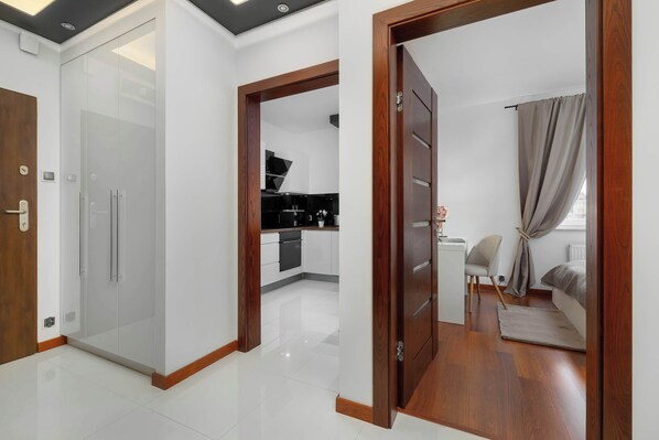 2 bedrooms, desk, iron/ironing board, travel crib - Dobrego Pasterza 118C Kraków | Modern Apartment with Desk and Balcony (Kraków)