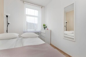 5 عدّة غرف نوم ومكتب ومكواة/لوح كي وسرير سفر