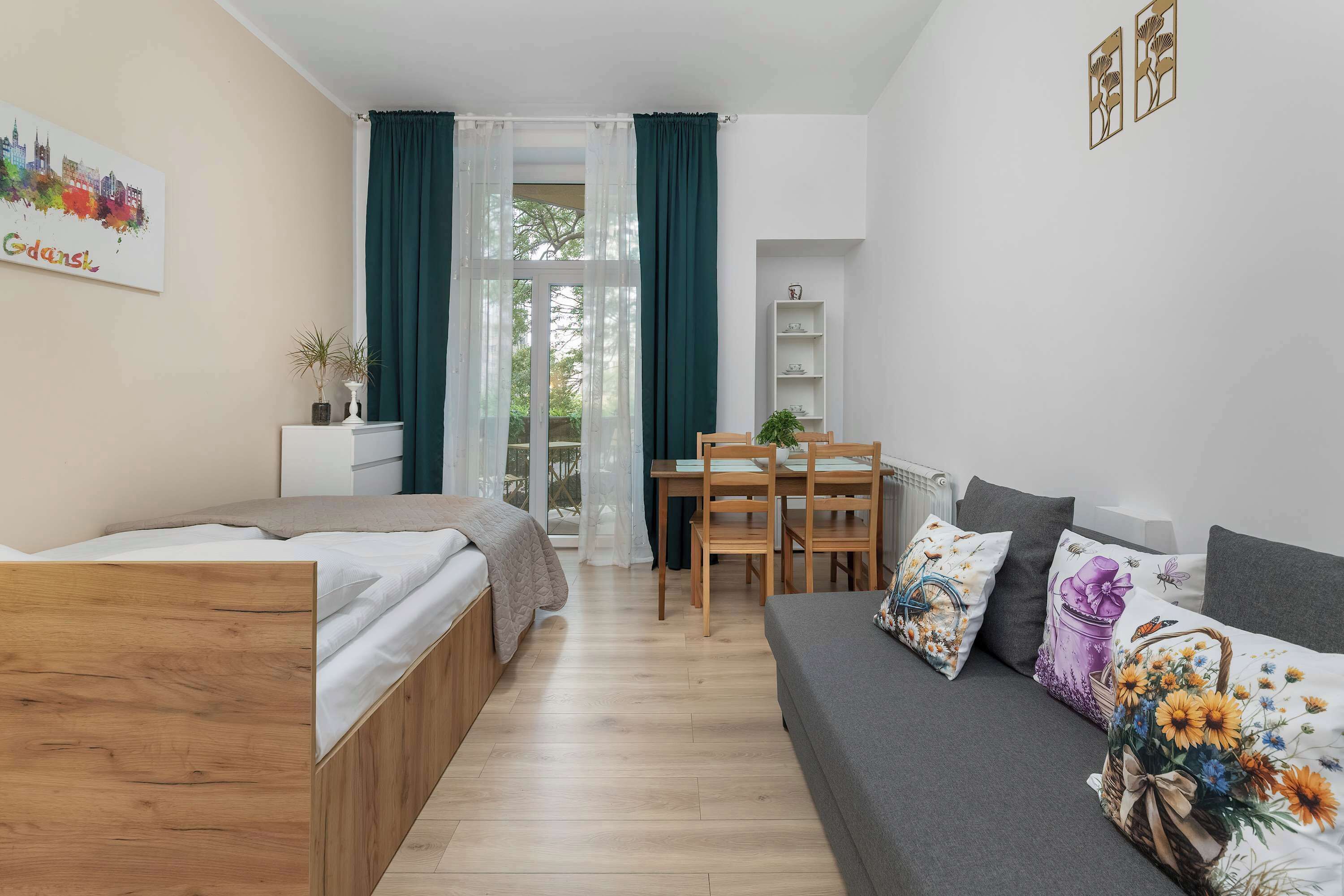 5 bedrooms, desk, iron/ironing board, travel crib