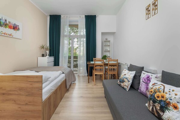 5 chambres, bureau, fer et planche à repasser, lit parapluie