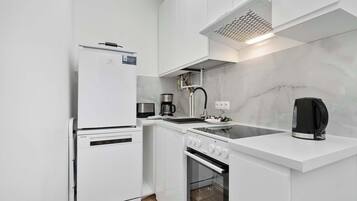 Réfrigérateur, micro-ondes, four, plaque de cuisson