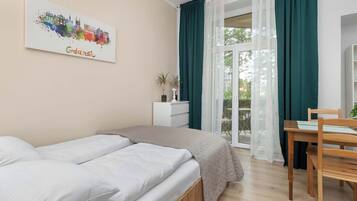 5 chambres, bureau, fer et planche à repasser, lit parapluie