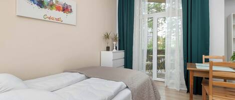 5 slaapkamers, een bureau, een strijkplank/strijkijzer, reisbedje