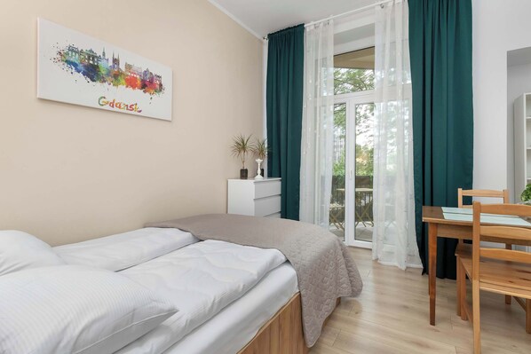 5 bedrooms, desk, iron/ironing board, travel crib