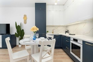 Fridge, oven, stovetop, dishwasher