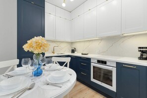 Réfrigérateur, un four, surface de cuisson, lave-vaisselle