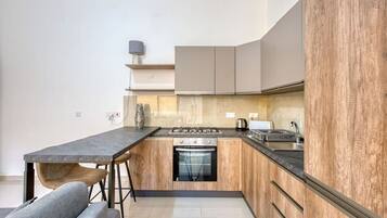 Fridge, microwave, oven, coffee/tea maker