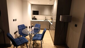 Una cocina moderna con comedor.