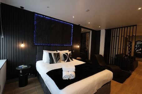 Iron/ironing board, WiFi, bed sheets. Jacuzzi and Sauna Flat in Finchley - Free parking included