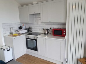 Kylskåp, ugn, spishäll och vattenkokare