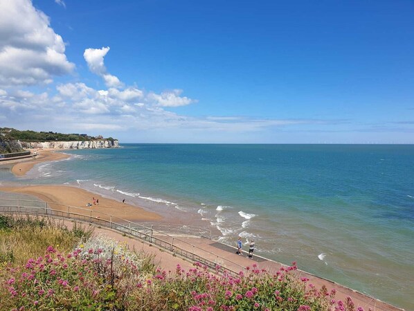 Beach - Seafront balcony Studio on award winning Beach (Broadstairs)