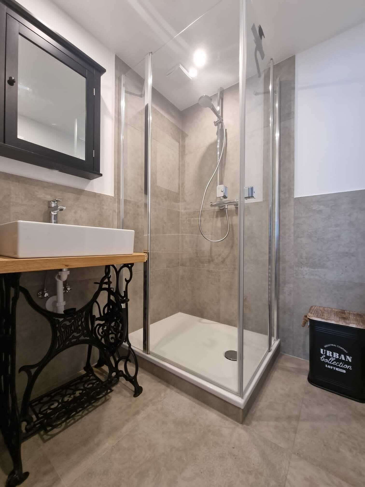 Douche, sèche-cheveux, serviettes fournies, savon