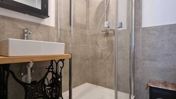 Een douche, een haardroger, handdoeken, zeep