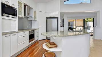 Frigorifero, microonde, forno, piano cottura