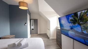 4 bedrooms, desk, iron/ironing board, travel crib