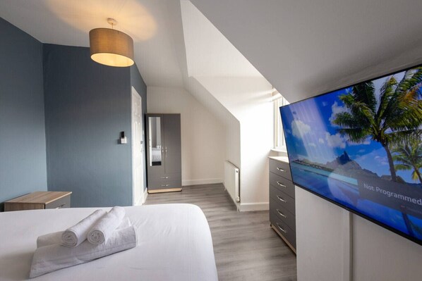 4 bedrooms, desk, iron/ironing board, travel cot - 4BR Free Park Work/corporate (Hertfordshire)