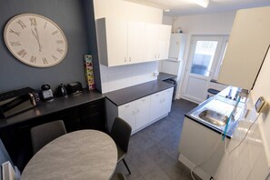 Fridge, microwave, oven, stovetop - 4BR Free Park Work/corporate (Hertfordshire)