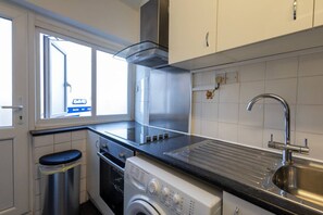 Fridge, microwave, oven, stovetop - 4BR Free Park Work/corporate (Hertfordshire)