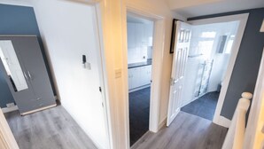 Een moderne keuken met witte kastjes en een donker aanrecht.