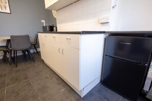 Fridge, microwave, oven, stovetop - 4BR Free Park Work/corporate (Hertfordshire)