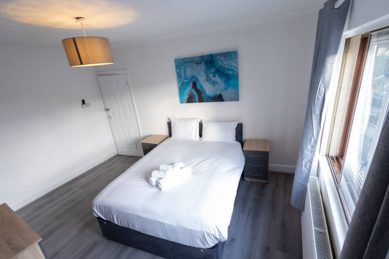 4 chambres, bureau, fer et planche à repasser, lit parapluie