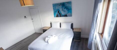 4 chambres, bureau, fer et planche à repasser, lit parapluie