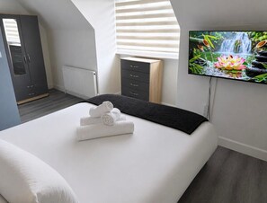 4 sovrum, skrivbord, strykjärn/strykbräda och resesäng