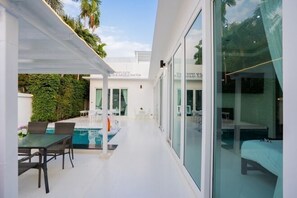 المنشأة من الداخل