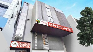 Un edificio moderno con un letrero que muestra 'The BYR EXPRESS HOTEL'.