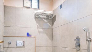 Un baño moderno con inodoro, ducha y lavamanos.