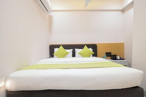 Escritorio, wifi gratis y ropa de cama 