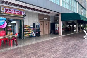 Outdoor dining - KSL Residence Taman Daya Johor @ 3Bed3Bath Comics (Johor Bahru)