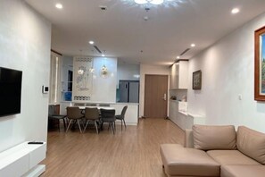 Living area - Warm 4-Bedroom Apartment At Vinhomes Skylake (Hanoi)