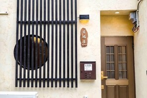 Exterior detail - Yoshifukuya (Osaka)