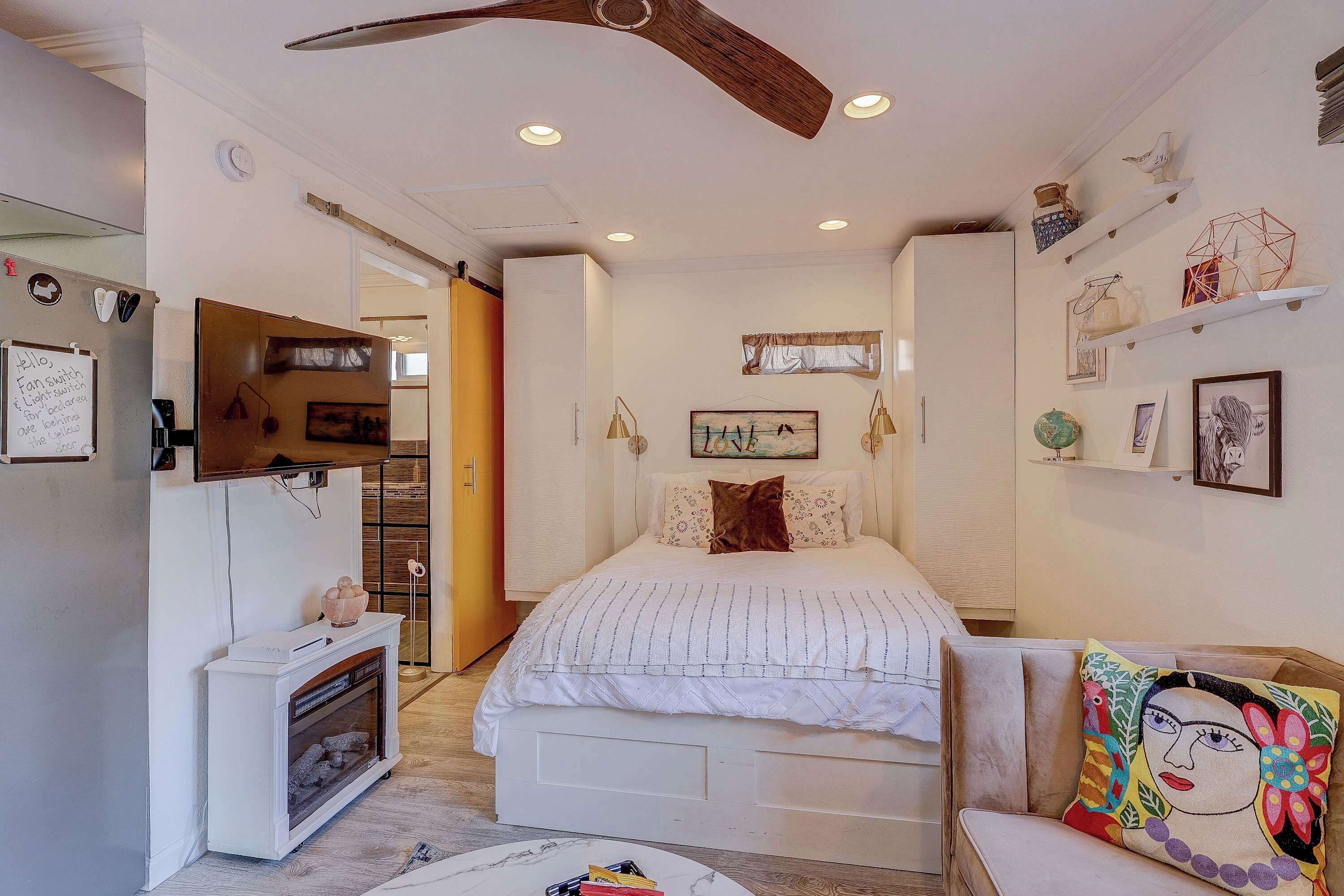 Iron/ironing board, travel crib, WiFi, bed sheets