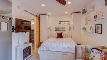 Iron/ironing board, travel crib, WiFi, bed sheets