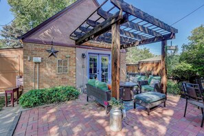Outdoor dining - Wash park respite (Denver)