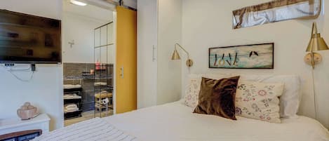 Iron/ironing board, travel cot, WiFi, bed sheets