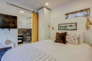 Iron/ironing board, travel cot, WiFi, bed sheets