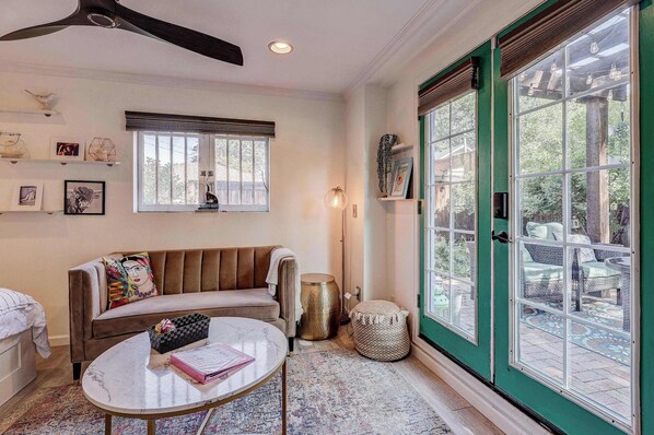 Living area - Wash park respite Sum (Denver)