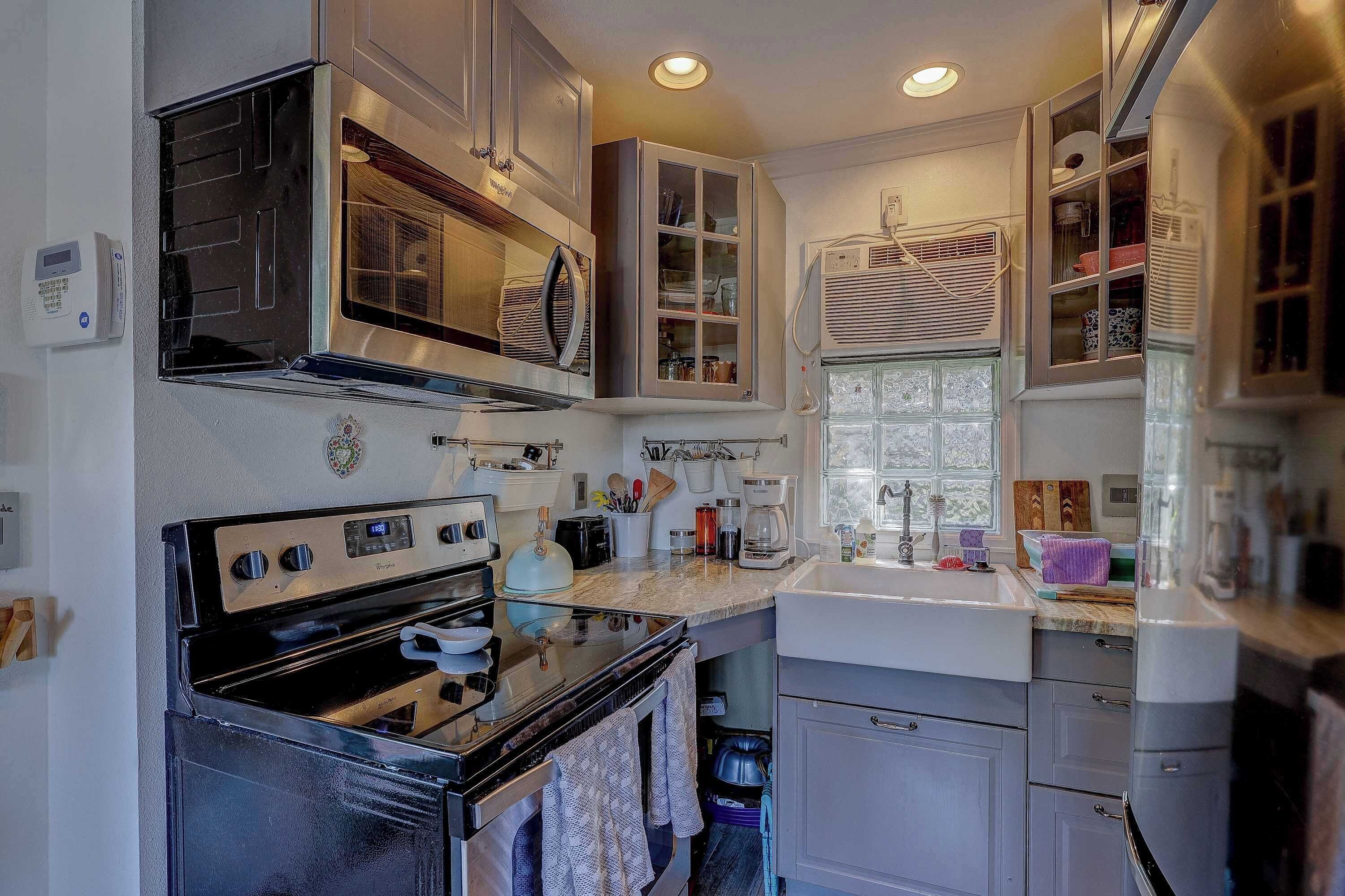 Geladeira, micro-ondas, fogão, cooktop