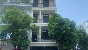 A multi-story building with balconies and a central entrance. - Phú Gia Hotel Phu My Quan 7 (Ho Chi Minh City)